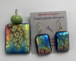 Patterned dichroic pendant with bead and earrings